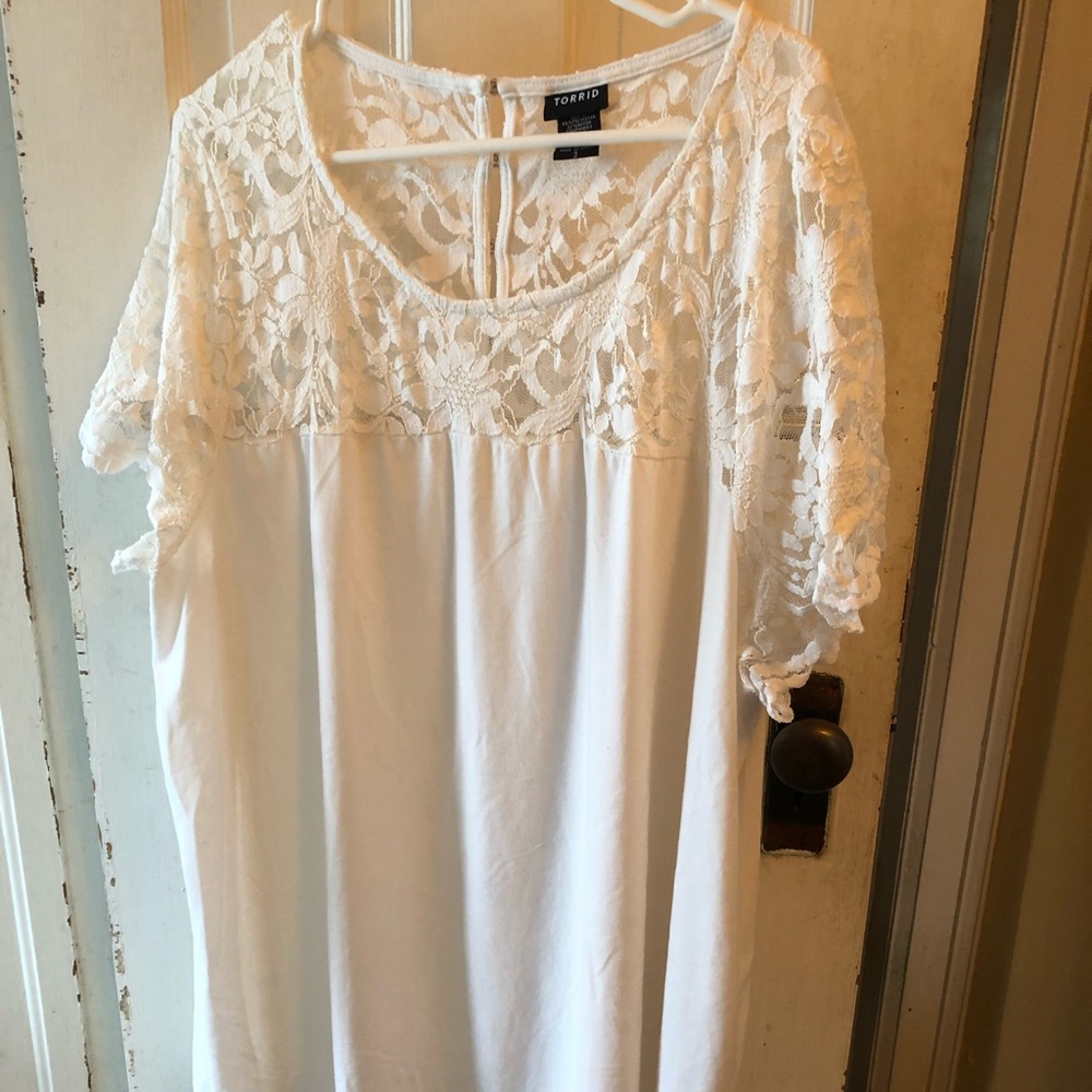 Torrid mixed media Lace button back/semi sheer back white top in 3X